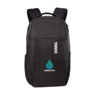 Sac à dos de voyage professionnel en polyester 1680 100% recyclé de la marque Thule. Le compartiment généreux comporte des poches de protection pour un ordinateur portable jusqu'à 15,6 pouces et une tablette jusqu'à 10,5 pouces. Le compartiment SafeZone est une fonctionnalité remarquable. À l'intérieur de ce compartiment se trouve un étui rigide amovible qui protège votre téléphone ou vos lunettes de soleil. Derrière l'étui se trouve un compartiment caché pour vos documents de voyage ou vos objets de valeur. Le sac à dos dispose d'une poche latérale zippée, d'une poche latérale élastique pour transporter une bouteille d'eau et d'une sangle pour le transport sur un chariot. Les bretelles réglables en EVA et le panneau arrière sont dotés de mousse et de filet respirant et garantissent un excellent confort de transport. Équipé d'une sangle de poitrine réglable, de fermetures éclair YKK et entièrement doublé. Un excellent compagnon de voyage. Capacité env. 23 litres.