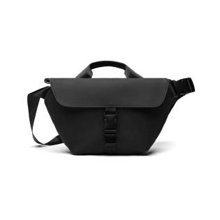Découvrez ce sac à bandoulière pratique pour un usage quotidien et vos voyages. Il est doté d'une poignée pour une utilisation polyvalente, d'une bandoulière réglable pour un ajustement optimal, ainsi que d'une poche intérieure et d'une poche arrière zippée pour vos objets de valeur. Certifié RCS (Recycled Claim Standard), ce produit garantit que l'ensemble de la chaîne d'approvisionnement des matériaux recyclés est certifié. Le contenu recyclé total est basé sur le poids total du produit. Ce produit contient 16 % de polyester recyclé certifié RCS.