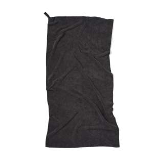 Fabriquée en microfibre et en bouteilles PET partiellement recyclées. Légère et compacte. Sa structure unique en tissu éponge peut absorber plus d'eau et sèche trois fois plus vite qu'une serviette traditionnelle. Idéale pour les activités de plein air, le sport et les voyages. Cette taille est excellente pour une utilisation en salle de sport. Trois bouteilles PET recyclées ont été utilisées pour fabriquer cette serviette. Fabriqué avec 52% de matériaux recyclés certifiés GRS. La certification GRS garantit une chaîne d'approvisionnement entièrement certifiée pour les matériaux recyclés. Contenu recyclé sur la base du poids total de l'article. Fabriquée en microfibre et en bouteilles PET partiellement recyclées. Légère et compacte. Sa structure unique en tissu éponge peut absorber plus d'eau et sèche trois fois plus vite qu'une serviette traditionnelle. Idéale pour les activités de plein air, le sport et les voyages. Cette taille est excellente pour une utilisation en salle de sport. Trois bouteilles PET recyclées ont été utilisées pour fabriquer cette serviette. Fabriqué avec 52% de matériaux recyclés certifiés GRS. La certification GRS garantit une chaîne d'approvisionnement entièrement certifiée pour les matériaux recyclés. Contenu recyclé sur la base du poids total de l'article.
