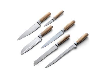 The ultimate set of kitchen knives! A complete package with the high-quality knives from Orrefors Jernverk. Nice to have in the kitchen and perfect to give to those who already have everything. The set includes kitchen knife, paring knife, filleting knife, santoku knife, bread knife, fish filleting knife of the finest design with acacia wood handles. The set is packed in a luxury box