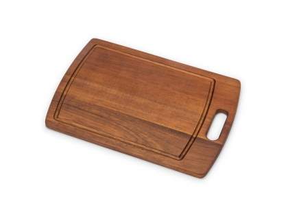 This Orrefors Jernverk cutting board is made of beautiful acacia wood. The cutting board has a sturdy handle on the short end and a notch on top that collects liquid. This cutting board is light and therefore easy to use. The acacia wood also gives them a nice shine.