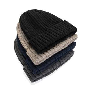 Kennedi est un bonnet fabriqué à partir de matériaux recyclés. Le Kennedi est doté d'un large tricot côtelé et d'un revers pour un look moderne. Avec le traceur AWARE™ qui valide l'utilisation authentique de matériaux recyclés. 2% des recettes de cha...