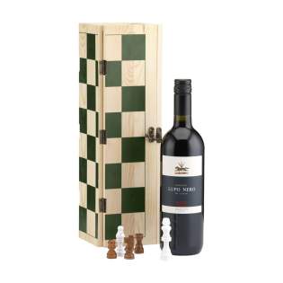 Rackpack Gamebox Chess: Weinkiste und Schachspiel in einem. Eine Geschenkverpackung für eine einzelne Flasche Wein. Wenn Sie die Box aufklappen, erhalten Sie ein komplettes Brettspiel. Wird mit Schachfiguren aus Holz in einer robusten Aufbewahrungstasche aus Segeltuch geliefert. Ein komplettes Geschenk für einen gelungenen Spieleabend. Rackpack: eine Wein-Geschenkbox aus FSC 100% zertifiziertes Holz mit einem neuen zweiten Leben! • geeignet für eine Flasche Wein • Kiefernholz • Wein nicht inklusive. Wird einzeln in einem Kraftkarton geliefert. Rackpack Gamebox Chess: Weinkiste und Schachspiel in einem. Eine Geschenkverpackung für eine einzelne Flasche Wein. Wenn Sie die Box aufklappen, erhalten Sie ein komplettes Brettspiel. Wird mit Schachfiguren aus Holz in einer robusten Aufbewahrungstasche aus Segeltuch geliefert. Ein komplettes Geschenk für einen gelungenen Spieleabend. Rackpack: eine Wein-Geschenkbox aus FSC 100% zertifiziertes Holz mit einem neuen zweiten Leben! • geeignet für eine Flasche Wein • Kiefernholz • Wein nicht inklusive. Wird einzeln in einem Kraftkarton geliefert.
