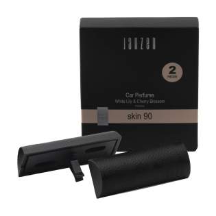 Parfum de voiture au parfum Skin 90 de la marque Janzen. Avec ce parfum de voiture, vous êtes entouré de votre sentiment de retour à la maison, même sur la route. Le parfum dure de 35 à 45 jours et est diffusé par le flux d'air du système de ventilation de votre voiture. Le pack contient 2 pièces. Gaieté et bonne humeur, voilà qui décrit parfaitement Skin 90. La fleur de cerisier a un statut presque sacré au Japon. Avec ses pétales rose pâle et son agréable senteur, cet arbre est un véritable régal pour les sens. Dans ce parfum, la subtilité de la fleur de cerisier se mêle à la fraîcheur du lys et à l’intensité de la fève tonka. Emballé par set dans un coffret cadeau. Par set dans une boîte. Parfum de voiture au parfum Skin 90 de la marque Janzen. Avec ce parfum de voiture, vous êtes entouré de votre sentiment de retour à la maison, même sur la route. Le parfum dure de 35 à 45 jours et est diffusé par le flux d'air du système de ventilation de votre voiture. Le pack contient 2 pièces. Gaieté et bonne humeur, voilà qui décrit parfaitement Skin 90. La fleur de cerisier a un statut presque sacré au Japon. Avec ses pétales rose pâle et son agréable senteur, cet arbre est un véritable régal pour les sens. Dans ce parfum, la subtilité de la fleur de cerisier se mêle à la fraîcheur du lys et à l’intensité de la fève tonka. Emballé par set dans un coffret cadeau. Par set dans une boîte.