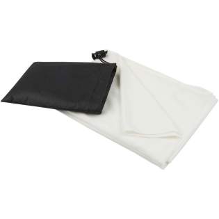La serviette de bain Lucas en RPET est fabriquée à partir de 100 % de polyester recyclé, offrant une surface douce et absorbante idéale pour l'entraînement ou les activités de plein air. Avec un poids de 140 g/m², elle offre un équilibre entre durabilité et légèreté. La serviette est munie d'un cordon en plastique pratique pour fixer la serviette et la pochette, ce qui la rend facile à transporter et à ranger. Livrée avec une pochette non tissée (13 x 18 cm), également en polyester 100 % recyclé. Dimensions du torchon : 50 x 100 cm.
La serviette de bain Lucas en RPET est fabriquée à partir de 100 % de polyester recyclé, offrant une surface douce et absorbante idéale pour l'entraînement ou les activités de plein air. Avec un poids de 140 g/m², elle offre un équilibre entre durabilité et légèreté. La serviette est munie d'un cordon en plastique pratique pour fixer la serviette et la pochette, ce qui la rend facile à transporter et à ranger. Livrée avec une pochette non tissée (13 x 18 cm), également en polyester 100 % recyclé. Dimensions du torchon : 50 x 100 cm.