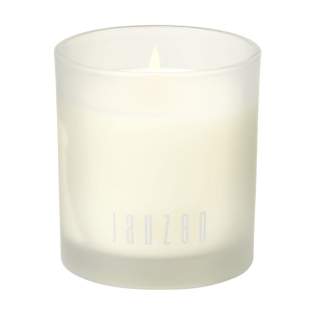 In Glas gegossene Parfümkerze in dem Duft Fuchsia 69 der Marke Janzen. Erfüllen Sie Ihr Heim mit Licht, Atmosphäre und Ihrem Lieblingsduft. Ideal für Ihre Seelenruhe und die perfekte Ergänzung für jeden Raum. Das natürliche Wachs sorgt dafür, dass das Parfüm nach und nach freigesetzt wird. Fröhlich und provokativ, leichtfüßig und sinnlich, das ist Fuchsia 69. Ein Potpourri aus unter anderem duftendem Jasmin, zarter Gardenie, Nelke und der „Blume der Blumen“: Ylang-Ylang. Pro Stück in einem Geschenkkarton verpackt. Pro Stück in einer Geschenkverpackung.