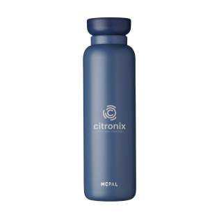 Doppelwandige Edelstahl-Thermosflasche der Marke Mepal. Ein markantes trendiges Design. Hält Getränke bis zu 12 Stunden heiß und bis zu 24 Stunden kalt. Diese hochwertige Isolierflasche ist für Lebensmittel zugelassen und 100% auslaufsicher. Auch für kohlensäurehaltige Getränke geeignet, in diesem Fall die Flasche nicht bis zum Rand füllen. Nicht spülmaschinengeeignet. 2 Jahre Mepal Herstellergarantie. Fassungsvermögen 900 ml. LAGERBESTANDSINFORMATION: Bis zu 1.000 Stück innerhalb von 10 Arbeitstagen verfügbar. Ausnahmen vorbehalten. Verpackt pro Stück. Doppelwandige Edelstahl-Thermosflasche der Marke Mepal. Ein markantes trendiges Design. Hält Getränke bis zu 12 Stunden heiß und bis zu 24 Stunden kalt. Diese hochwertige Isolierflasche ist für Lebensmittel zugelassen und 100% auslaufsicher. Auch für kohlensäurehaltige Getränke geeignet, in diesem Fall die Flasche nicht bis zum Rand füllen. Nicht spülmaschinengeeignet. 2 Jahre Mepal Herstellergarantie. Fassungsvermögen 900 ml. LAGERBESTANDSINFORMATION: Bis zu 1.000 Stück innerhalb von 10 Arbeitstagen verfügbar. Ausnahmen vorbehalten. Verpackt pro Stück.