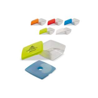User friendly lunchbox with detachable freezer block in the lid. Keeps lunch cool when travelling.