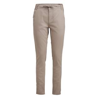 Ontdek het ultieme comfort en een tijdloze stijl met de Freehold chino, vervaardigd uit 97% biologisch katoen en 3% elastaan voor een onberispelijke stretchkwaliteit en een moderne pasvorm. De tailleband heeft een verborgen drukknoop, een trekkoord en zij-elastieken voor extra comfort. Met twee steekzakken aan de voorzijde en twee achterzakken biedt deze chino zowel stijl als functionaliteit. Met een uitgebreid assortiment aan maten, in totaal 24 verschillende maten, is er voor iedereen een perfecte pasvorm. Ontdek het ultieme comfort en een tijdloze stijl met de Freehold chino, vervaardigd uit 97% biologisch katoen en 3% elastaan voor een onberispelijke stretchkwaliteit en een moderne pasvorm. De tailleband heeft een verborgen drukknoop, een trekkoord en zij-elastieken voor extra comfort. Met twee steekzakken aan de voorzijde en twee achterzakken biedt deze chino zowel stijl als functionaliteit. Met een uitgebreid assortiment aan maten, in totaal 24 verschillende maten, is er voor iedereen een perfecte pasvorm.
