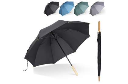 Parapluie bâton en R-PET avec un manche en bois au design emblématique. Grâce à sa monture en fibre de verre, ce parapluie à une excellente résistante aux vents. Ces embouts sont en bambou et son manche est en métal pour un meilleur recyclage. L'aspect de sa toile chinée lui donne un look luxueux (le noir est de couleur unie).