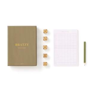 This is Yatzy in a luxurious packaging! With golden dices, and an equally exclusive pencil, we jack up Yatzy to Bratzy. This game is delivered in a stylish box, with a golden text printed on it, which makes it both fun to give away, and to use as a nice detail on the coffee table.