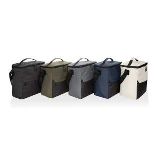 De Kazu AWARE™ RPET basiskoeltas biedt stijl en functionaliteit. De tas is gemaakt van gerecyclede materialen en beschikt over een ruim hoofdkoelcompartimen met plaats voor maximaal 12 blikjes en een voorvak met ritssluiting voor extra opbergruimte. ... De Kazu AWARE™ RPET basiskoeltas biedt stijl en functionaliteit. De tas is gemaakt van gerecyclede materialen en beschikt over een ruim hoofdkoelcompartimen met plaats voor maximaal 12 blikjes en een voorvak met ritssluiting voor extra opbergruimte. ...