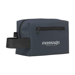 WoW! Trousse de toilette pratique et robuste pour le rangement des accessoires de soins personnels. Fabriqué en PU hydrofuge, 7% PU recyclé et 32% polyester recyclé. Cette trousse de toilette est très robuste mais également facile à entretenir. Idéal pour une utilisation dans les salles de bains et les salles de douche. L'intérieur est fini avec une doublure en polyester RPET 210D. Une poche zippée de taille généreuse est dotée de sangles élastiques et d'une poche latérale pratique, ce qui facilite l'organisation de tous vos essentiels. De plus, cette trousse de toilette possède une deuxième poche zippée sur le devant et une boucle de transport pratique. Un all-rounder robuste pour un usage quotidien. Certifié RCS. Matière recyclée totale : 39%. WoW! Trousse de toilette pratique et robuste pour le rangement des accessoires de soins personnels. Fabriqué en PU hydrofuge, 7% PU recyclé et 32% polyester recyclé. Cette trousse de toilette est très robuste mais également facile à entretenir. Idéal pour une utilisation dans les salles de bains et les salles de douche. L'intérieur est fini avec une doublure en polyester RPET 210D. Une poche zippée de taille généreuse est dotée de sangles élastiques et d'une poche latérale pratique, ce qui facilite l'organisation de tous vos essentiels. De plus, cette trousse de toilette possède une deuxième poche zippée sur le devant et une boucle de transport pratique. Un all-rounder robuste pour un usage quotidien. Certifié RCS. Matière recyclée totale : 39%.