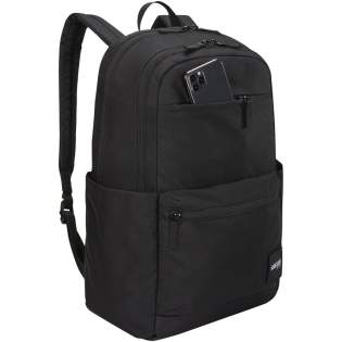 De Case Logic Uplink rugzak heeft een opslagcapaciteit van 26 liter, waaronder twee grote compartimenten, dubbele voorvakken en voldoende organisatievakken. De rugzak is gemaakt van 100% gerecycled 600D-polyester bodymateriaal in combinatie met een gewatteerde, duurzame 100% gerecycled 1200D-polyester basis. De voorgevormde schouderbanden en een gewatteerd, volledig gevoerd achterpaneel zorgen voor comfortabel dragen. Met een gewatteerd 15,6" laptopvak, een 10" tablethoes, twee grote zijvakken voor een waterfles of andere kleine spullen en een organisatievak aan de voorkant voor kleine elektronica, pennen en sleutels. Het ruime hoofdvak is ontworpen voor boeken en mappen en een secundair vak voor extra notitieboeken, koptelefoons en persoonlijke spullen, plus een klein privacyvakje met ritssluiting. In het snel toegankelijke voorvak kunnen een telefoon en kleine accessoires worden opgeborgen.