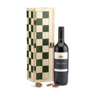 Rackpack Gamebox Checkers: Weinkiste und Damespiel in einem. Eine Geschenkverpackung für eine einzelne Flasche Wein. Wenn Sie die Box aufklappen, erhalten Sie ein komplettes Brettspiel. Wird mit Dame-Spielsteinen aus Holz in einer robusten Aufbewahrungstasche aus Segeltuch geliefert. Ein komplettes Geschenk für einen gelungenen Spieleabend. Rackpack: eine Wein-Geschenkbox aus FSC 100% zertifiziertes Holz mit einem neuen zweiten Leben! • geeignet für eine Flasche Wein • Kiefernholz • Wein nicht inklusive. Wird einzeln in einem Kraftkarton geliefert. Rackpack Gamebox Checkers: Weinkiste und Damespiel in einem. Eine Geschenkverpackung für eine einzelne Flasche Wein. Wenn Sie die Box aufklappen, erhalten Sie ein komplettes Brettspiel. Wird mit Dame-Spielsteinen aus Holz in einer robusten Aufbewahrungstasche aus Segeltuch geliefert. Ein komplettes Geschenk für einen gelungenen Spieleabend. Rackpack: eine Wein-Geschenkbox aus FSC 100% zertifiziertes Holz mit einem neuen zweiten Leben! • geeignet für eine Flasche Wein • Kiefernholz • Wein nicht inklusive. Wird einzeln in einem Kraftkarton geliefert.