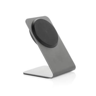 De Terra Aluminium 15W magnetische draadloze oplaadstandaard herdefinieert verfijning en prestaties. Met een krachtige 15W-uitgang biedt het geavanceerde magnetische systeem een stevige grip voor uw apparaat. Met 15 precisiemagneten zorgt hij voor een perfecte uitlijning voor efficiënt opladen, zowel horizontaal als verticaal. De siliconen basispads verbeteren de stabiliteit, terwijl de ingebouwde laadindicator ingetogen elegantie toevoegt. Gemaakt van RCS-gecertificeerd gerecycled aluminium en AVS, combineert de Terra-standaard een verfijnd ontwerp met een lage impact. RCS (Recycled Claim Standard) controleert het gerecyclede materiaal in de hele toeleveringsketen. Gemaakt met 68% gerecycled materiaal op basis van het artikelgewicht. Volledig PVC-vrij, verpakt in een FSC-gecertificeerde kraftdoos, wat de lage impact benadrukt. De standaard wordt geleverd met een 120 cm lange USB-C naar USB-C-kabel, gemaakt van RCS-gecertificeerd gerecycled TPE. Ingang USB-C: 9V/2,22A.<br /><br />WirelessCharging: true<br />PVC free: true De Terra Aluminium 15W magnetische draadloze oplaadstandaard herdefinieert verfijning en prestaties. Met een krachtige 15W-uitgang biedt het geavanceerde magnetische systeem een stevige grip voor uw apparaat. Met 15 precisiemagneten zorgt hij voor een perfecte uitlijning voor efficiënt opladen, zowel horizontaal als verticaal. De siliconen basispads verbeteren de stabiliteit, terwijl de ingebouwde laadindicator ingetogen elegantie toevoegt. Gemaakt van RCS-gecertificeerd gerecycled aluminium en AVS, combineert de Terra-standaard een verfijnd ontwerp met een lage impact. RCS (Recycled Claim Standard) controleert het gerecyclede materiaal in de hele toeleveringsketen. Gemaakt met 68% gerecycled materiaal op basis van het artikelgewicht. Volledig PVC-vrij, verpakt in een FSC-gecertificeerde kraftdoos, wat de lage impact benadrukt. De standaard wordt geleverd met een 120 cm lange USB-C naar USB-C-kabel, gemaakt van RCS-gecertificeerd gerecycled TPE. Ingang USB-C: 9V/2,22A.<br /><br />WirelessCharging: true<br />PVC free: true