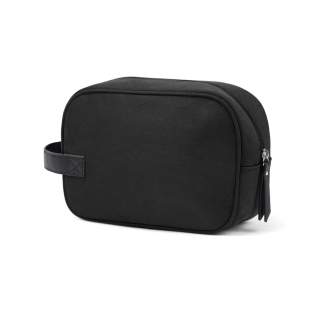 La trousse de toilette Marlow est une trousse de toilette intemporelle, souple et résistante, conçue pour ranger tous vos objets de première nécessité en voyage et pour ajouter une touche d'élégance à l'étagère de votre salle de bain. Sa poignée latérale pratique permet de la porter facilement, tandis que la fermeture à zip assure une fermeture sécurisée. Elle est équipée d'une poche intérieure zippée, parfaite pour organiser vos affaires. La série Marlow est fabriquée en faux daim recyclé avec des détails en PU et une doublure en polyester recyclé et des finitions argentées élégantes. Certifié par RCS (Recycled Claim Standard), la certification RSC garantit que l'ensemble de la chaîne d'approvisionnement en matériaux recyclés est certifiée. Le contenu recyclé total est basé sur le poids total du produit. Ce produit contient 45 % de polyester recyclé certifié RCS. La trousse de toilette Marlow est une trousse de toilette intemporelle, souple et résistante, conçue pour ranger tous vos objets de première nécessité en voyage et pour ajouter une touche d'élégance à l'étagère de votre salle de bain. Sa poignée latérale pratique permet de la porter facilement, tandis que la fermeture à zip assure une fermeture sécurisée. Elle est équipée d'une poche intérieure zippée, parfaite pour organiser vos affaires. La série Marlow est fabriquée en faux daim recyclé avec des détails en PU et une doublure en polyester recyclé et des finitions argentées élégantes. Certifié par RCS (Recycled Claim Standard), la certification RSC garantit que l'ensemble de la chaîne d'approvisionnement en matériaux recyclés est certifiée. Le contenu recyclé total est basé sur le poids total du produit. Ce produit contient 45 % de polyester recyclé certifié RCS.
