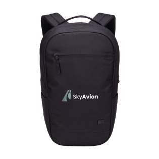 Sac à dos robuste pour ordinateur portable. Fabriqué à partir de 82% de matériaux recyclés : extérieur en polyester 600D 100% recyclé avec revêtement hydrofuge sans PFAS, doublure en polyester 150D recyclé et fermetures à glissière YKK avec attache en matériau recyclé à 86%. Le sac à dos est doté de deux compartiments principaux et de fonctions d'organisation bien pensées. Les différents compartiments sont dotés d'une couche de mousse protectrice pour une protection optimale d'un ordinateur portable de 16,6 pouces et d'une tablette de 12,9 pouces, de plusieurs poches à glissière et d'une poche filet zippée. La poche de sécurité cachée sur le panneau arrière permet de dissimuler les objets importants tels que le passeport ou le portefeuille, tout en les gardant à portée de main. Le panneau arrière est doté d'un filet respirant, de bretelles rembourrées et profilées et d'une poignée en filet rembourrée pour un plus grand confort de transport. Facile à attacher à un chariot. Les matériaux recyclés garantissent une longue durée de vie. Capacité env. 21 litres.