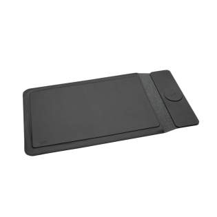 Das Swiss Peak 15W Magnetic Charging Laptop Sleeve aus RCS recyceltem Polyester ist für 14-15,6"-Laptops ausgelegt ist und vereint Stil, Funktionalität und Nachhaltigkeit. Mit ihm können Sie Ihren Laptop überall hin mitnehmen und es am Zielort in eine Arbeitsstation verwandeln. Es besteht aus RCS (Recycled Claim Standard)-zertifiziert recyceltem Polyester, wobei der Gesamtanteil an recyceltem Material 6% des Gesamtgewichts des Artikels beträgt. Das schlanke Sleeve verfügt über einen Magnetverschluss und bietet eine kabellose magnetische 15W-Lademöglichkeit, damit Ihre Geräte auch unterwegs mit Strom versorgt werden. Das Sleeve wird mit einem 120cm langen schwarzen RCS-Typ-C-rTPE-Kabel geliefert und benötigt eine Mindestleistung von 9V/2A. Das Sleeve ist in einer schwarzen, plastikfreien Swiss-Peak FSC-Box verpackt. Artikel und Zubehör PVC-frei.<br /><br />WirelessCharging: true<br />PVC free: true Das Swiss Peak 15W Magnetic Charging Laptop Sleeve aus RCS recyceltem Polyester ist für 14-15,6"-Laptops ausgelegt ist und vereint Stil, Funktionalität und Nachhaltigkeit. Mit ihm können Sie Ihren Laptop überall hin mitnehmen und es am Zielort in eine Arbeitsstation verwandeln. Es besteht aus RCS (Recycled Claim Standard)-zertifiziert recyceltem Polyester, wobei der Gesamtanteil an recyceltem Material 6% des Gesamtgewichts des Artikels beträgt. Das schlanke Sleeve verfügt über einen Magnetverschluss und bietet eine kabellose magnetische 15W-Lademöglichkeit, damit Ihre Geräte auch unterwegs mit Strom versorgt werden. Das Sleeve wird mit einem 120cm langen schwarzen RCS-Typ-C-rTPE-Kabel geliefert und benötigt eine Mindestleistung von 9V/2A. Das Sleeve ist in einer schwarzen, plastikfreien Swiss-Peak FSC-Box verpackt. Artikel und Zubehör PVC-frei.<br /><br />WirelessCharging: true<br />PVC free: true