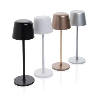 Trendige, wiederaufladbare und tragbare Tischleuchte, die sowohl auf Ihrem Schreibtisch als auch in Ihrem Wohnzimmer gut aussieht. Hergestellt aus RCS-zertifizierte recyceltem ABS und einem Metallstab. Gesamter recycelter Inhalt: 51% basierend auf de... Trendige, wiederaufladbare und tragbare Tischleuchte, die sowohl auf Ihrem Schreibtisch als auch in Ihrem Wohnzimmer gut aussieht. Hergestellt aus RCS-zertifizierte recyceltem ABS und einem Metallstab. Gesamter recycelter Inhalt: 51% basierend auf de...