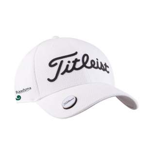 Medium profile cap made of polyester with a metal buckle closure, including a magnetic ball marker on the peak. Titleist logo on the front as a 3D rubber print and on the back as 3D embroidery. Head circumference 58 cm