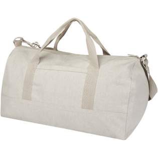 Le sac de voyage Porter en coton et polyester recyclés de 500 g/m² est doté d’un compartiment principal spacieux pour un rangement optimal des objets de grande taille, ainsi que d’une petite poche frontale pour ranger les petits objets tels que le passeport ou le téléphone. Le sac peut être porté à l’aide des deux poignées courtes ou de la bandoulière extensible et amovible, qui peut être ajustée pour un maximum de confort. Le sac de voyage incorpore la technologie Cyclo® qui utilise des déchets pré-triés déterminant la couleur du fil. Ces fibres ne se contentent pas de réduire la demande en ressources vierges, elles témoignent également d'un engagement en faveur d'une vie circulaire, incarnant l'essence même de la réduction des déchets et de la promotion d'un système en boucle fermée. Chaque sac est également accompagné d'un traceur Aware™. Cette fonction innovante permet aux utilisateurs de retracer l'origine et le parcours de leur article au moyen d'un QR code, ce qui accroît la transparence de la chaîne d'approvisionnement et favorise un lien plus étroit entre le produit et son processus de production. Capacité : 50 litres. Le sac de voyage Porter en coton et polyester recyclés de 500 g/m² est doté d’un compartiment principal spacieux pour un rangement optimal des objets de grande taille, ainsi que d’une petite poche frontale pour ranger les petits objets tels que le passeport ou le téléphone. Le sac peut être porté à l’aide des deux poignées courtes ou de la bandoulière extensible et amovible, qui peut être ajustée pour un maximum de confort. Le sac de voyage incorpore la technologie Cyclo® qui utilise des déchets pré-triés déterminant la couleur du fil. Ces fibres ne se contentent pas de réduire la demande en ressources vierges, elles témoignent également d'un engagement en faveur d'une vie circulaire, incarnant l'essence même de la réduction des déchets et de la promotion d'un système en boucle fermée. Chaque sac est également accompagné d'un traceur Aware™. Cette fonction innovante permet aux utilisateurs de retracer l'origine et le parcours de leur article au moyen d'un QR code, ce qui accroît la transparence de la chaîne d'approvisionnement et favorise un lien plus étroit entre le produit et son processus de production. Capacité : 50 litres.