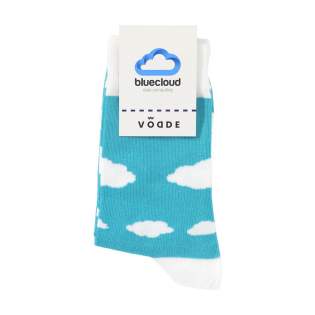 Comfortabele, 100% circulaire sokken van het merk Vodde. De sokken bestaan uit 53% gerecycled katoen (ingezamelde lappen stof), 38% gerecycled polyester (van ingezamelde PET-flessen), 6% nylon en 3% elastaan. Inclusief ingebreid, customised design. De sokken zijn standaard aan elkaar bevestigd met een label, te bedrukken in een eigen, full colour design. Zo ontwerp je je eigen sokken, die perfect aansluiten bij jouw huisstijl en wensen. Deze dunne kwaliteitssokken voor dagelijks gebruik, zijn perfect te combineren met een casual outfit.    • Verkrijgbaar in de maten M (36-40) en L (41-46). • Minimale afname: 100 paar sokken per maat. Minimale afname in totaal: 200 paar sokken.   • Optioneel: Per paar geleverd in een (customised) doosje van gerecycled karton - mogelijk vanaf 1.200 paar sokken.    • Door het dragen van deze duurzame sokken lever je een bijdrage aan een wereld met minder vervuiling. Ontwikkeld en getest in Nederland. Made in the EU.   • De basis van de sokken is gemaakt van gerecycled garen en wordt uitgevoerd in een standaardkleur. Je  kunt kiezen uit 21 standaardkleuren gerecycled garen. Het eventuele patroon in de basis, de boord, hak en teen kunnen in elke kleur naar keuze gerealiseerd worden.   • Het Nederlandse bedrijf Vodde hergebruikt afgedankt textiel om er nieuwe producten van te maken die ontworpen zijn door Nederlandse designers. Vodde maakt haar garens van katoen dat is ingezameld door lokale 'voddenboeren', en van snijafval uit textiel-producties in Europese landen waar Vodde zelf haar producten maakt. Daarnaast wordt gebruik gemaakt van polyesters die voortkomen uit PET-flessen, nylon, visnetten en ander ingezameld afval.