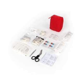 Kit de premiers secours MDR classe 2a. L’étui en nylon contient 59 pièces d’équipement de premiers secours d’une durée de conservation de 5 ans. Contenu : 40 pansements résistants à l’eau, 6 écouvillons secs, 4 tampons nettoyants pour la peau, 2 pansements de premier secours, 1 bandage élastique, 1 paire de ciseaux, 1 pince à épiler métallique, 1 compresse de coton pour brûlures, 1 paire de gants jetables, 1 rouleau de sparadrap et 1 mode d’emploi.