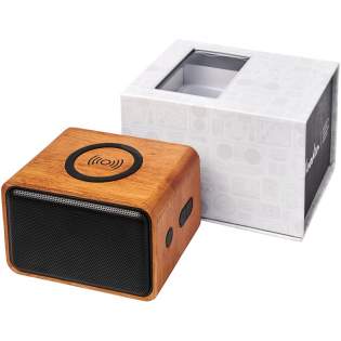 De houten Bluetooth® speaker is perfect voor op kantoor of thuis. De output van 3 Watt van de speaker produceert een helder geluid. Bovendien is het bovenste deel van de speaker een draadloos oplaadstation. Hij is geschikt voor het opladen van elk draadloos oplaadbaar apparaat. De ingebouwde 1200 mAh batterij zorgt ervoor dat muziek gedurende meer dan 6 uur kan worden afgespeeld. Ingebouwde muziekbediening en microfoon voor handsfree bellen. Bereik van Bluetooth® is 10 meter (33ft). Bluetooth®-versie 4.2. Gemaakt van hout. Daarom kan de uitstraling van elk artikel iets verschillen. Wordt geleverd in een Avenue geschenkverpakking.