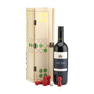 Rackpack Gamebox Ludo: Weinkiste und Mensch-ärgere-dich-nicht-Spiel in einem. Eine Geschenkverpackung für eine einzelne Flasche Wein. Wenn Sie die Box aufklappen, erhalten Sie ein komplettes Brettspiel. Wird mit farbigen Holzfiguren in einer robusten Aufbewahrungstasche aus Segeltuch geliefert. Ein komplettes Geschenk für einen gelungenen Spieleabend.
Rackpack: eine Wein-Geschenkbox aus Holz mit einem neuen, zweiten Leben!
• geeignet für eine Flasche Wein
• Kiefernholz
• Wein nicht inklusive. Wird einzeln in einem Kraftkarton geliefert.