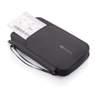 Mit dem XD Design Reisepasshalter sind Ihre Wertsachen immer griffbereit und geschützt. In der RFID-geschützten Tasche ist Ihr Reisepass sicher vor Skimming und in der Vordertasche mit Magnetverschluss haben Sie Ihre Bordkarten immer griffbereit. Das Besondere an dieser Reisepasstasche ist, dass Sie sie auch als Telefonständer verwenden können, um Ihre Lieblingsvideos auf Reisen anzuschauen. Dank des 3-in-1-Stauraums im Inneren können Sie die Tasche auch als Geldbörse und Handytasche verwenden. Passt für Mobiltelefone bis zu 5,5". Hergestellt aus recycelten Materialien. Registered Design®.<br /><br />PVC free: true