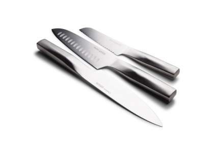 Le set complet de couteaux d'Orrefors Jernverk. Nous avons rassemblé ici tous les couteaux qui sont indispensables dans la cuisine. Vous obtenez un couteau de chef, un couteau de chef japonais et un couteau à tomates de la plus haute qualité. Livrés dans un joli coffret, ils constituent un excellent cadeau. Jon Eliason est à l'origine du design moderne.