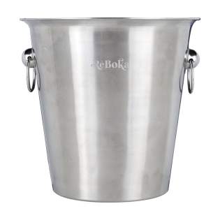 Leichter Champagnekühler/Eiskübel aus Edelstahl mit Ringgriffen. Zum Befüllen mit Eis oder Wasser, um Getränke kühl zu halten. Dieser Kühler verleiht der Präsentation einer Flasche Champagner oder Wein eine besonders festliche Note. Ein praktischer Eiskübel für viele Gelegenheiten. Fassungsvermögen 4,5 Liter. Leichter Champagnekühler/Eiskübel aus Edelstahl mit Ringgriffen. Zum Befüllen mit Eis oder Wasser, um Getränke kühl zu halten. Dieser Kühler verleiht der Präsentation einer Flasche Champagner oder Wein eine besonders festliche Note. Ein praktischer Eiskübel für viele Gelegenheiten. Fassungsvermögen 4,5 Liter.