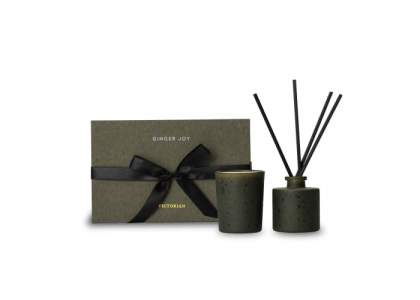 This Ginger Joy set, consisting of a scented candle and a diffuser from the Swedish brand Victorian, decorative scent diffusers with a fresh scent to make your whole house smell nice. The set is packed in a luxury gift box with a ribbon. The glass oil container has a capacity of 50 ml and can last up to 3 weeks and the candle has 15 burning hours.