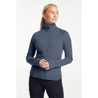 De TXlite Hybrid Midlayer is gemaakt van comfortabel rekbaar materiaal dat bovendien zeer licht en gemakkelijk in te pakken is. Draag hem als losstaand jack of onder een shelljack op koudere dagen. Het heeft verlengde, gearticuleerde armen en duimgaten om te voorkomen dat de armen in je jas blijven haken. Het materiaal is sneldrogend en heeft gewatteerde isolatie aan de voor- en achterkant om je extra warm te houden. De twee voorzakken zijn voorzien van ritssluitingen, zodat je niets van je spullen kwijtraakt. De TXlite Hybrid Midlayer is gemaakt van comfortabel rekbaar materiaal dat bovendien zeer licht en gemakkelijk in te pakken is. Draag hem als losstaand jack of onder een shelljack op koudere dagen. Het heeft verlengde, gearticuleerde armen en duimgaten om te voorkomen dat de armen in je jas blijven haken. Het materiaal is sneldrogend en heeft gewatteerde isolatie aan de voor- en achterkant om je extra warm te houden. De twee voorzakken zijn voorzien van ritssluitingen, zodat je niets van je spullen kwijtraakt.