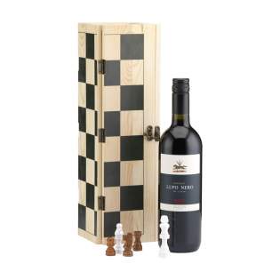 Rackpack Gamebox Chess: een wijnkist en schaakspel in één. Een cadeauverpakking voor één fles wijn. Klap de box open voor een compleet bordspel. Wordt geleverd met houten schaakstukken in een stevige, canvas opbergzak. Een compleet geschenk voor een geslaagde spelletjesavond. Rackpack: een geschenkkist met een nieuw tweede leven! • geschikt voor één fles wijn • duurzaam dennenhout, FSC®100%-gecertificeerd • wijn niet inbegrepen. Per stuk in kraft doos.
