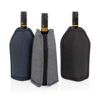 Deze klassieke Vino AWARE™ RPET wijnkoelersleeve houdt standaardformaat wijnflessen uren perfect gekoeld. Plaats de sleeve minstens 4 uur in de vriezer om voor te koelen en geniet op elk moment van perfect gekoelde wijn! Gemaakt met gerecycled polyes... Deze klassieke Vino AWARE™ RPET wijnkoelersleeve houdt standaardformaat wijnflessen uren perfect gekoeld. Plaats de sleeve minstens 4 uur in de vriezer om voor te koelen en geniet op elk moment van perfect gekoelde wijn! Gemaakt met gerecycled polyes...