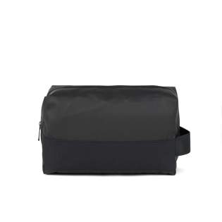 Accessoire de voyage idéal, cette trousse de toilette est fabriquée en polyester certifié GRS super léger avec un revêtement PU élégant. Elle est dotée d'une poignée latérale pratique et d'une poche intérieure pour vos objets essentiels. Ces sacs polyvalents sont non seulement faciles à transporter, mais ils sont également conçus pour se plier et se ranger de manière compacte dans vos bagages, offrant ainsi un espace de rangement supplémentaire pratique sans vous alourdir. Certifié par GRS (Global Recycled Standard), la certification GRS garantit que l'ensemble de la chaîne d'approvisionnement des matériaux recyclés est certifiée. Le contenu recyclé total est basé sur le poids total du produit. Ce produit contient 65 % de polyester recyclé certifié GRS. Accessoire de voyage idéal, cette trousse de toilette est fabriquée en polyester certifié GRS super léger avec un revêtement PU élégant. Elle est dotée d'une poignée latérale pratique et d'une poche intérieure pour vos objets essentiels. Ces sacs polyvalents sont non seulement faciles à transporter, mais ils sont également conçus pour se plier et se ranger de manière compacte dans vos bagages, offrant ainsi un espace de rangement supplémentaire pratique sans vous alourdir. Certifié par GRS (Global Recycled Standard), la certification GRS garantit que l'ensemble de la chaîne d'approvisionnement des matériaux recyclés est certifiée. Le contenu recyclé total est basé sur le poids total du produit. Ce produit contient 65 % de polyester recyclé certifié GRS.