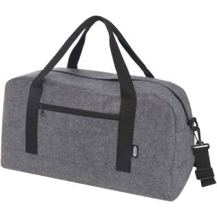 Sac de voyage polyvalent en feutrine recyclée certifiée GRS de haute qualité, douce et durable. Il comprend un grand compartiment principal, une poche frontale zippée, une poche latérale, des bretelles amovibles et réglables, et des poignées en coton confortables pour différentes façons de porter le sac. Il est équipé de petits pieds/clous de sac au bas du sac qui le maintiennent légèrement au-dessus du sol, aidant à empêcher la saleté ou l'humidité d'entrer en contact avec le sac. Capacité : 35 litres. Sac de voyage polyvalent en feutrine recyclée certifiée GRS de haute qualité, douce et durable. Il comprend un grand compartiment principal, une poche frontale zippée, une poche latérale, des bretelles amovibles et réglables, et des poignées en coton confortables pour différentes façons de porter le sac. Il est équipé de petits pieds/clous de sac au bas du sac qui le maintiennent légèrement au-dessus du sol, aidant à empêcher la saleté ou l'humidité d'entrer en contact avec le sac. Capacité : 35 litres.