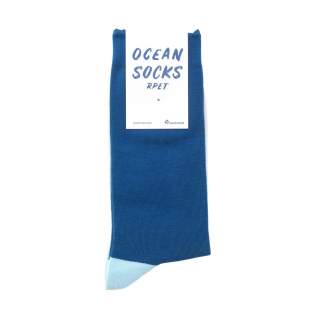 WoW! Sokken gemaakt van 94% gerecycled Ocean Bound Plastic van Plastic Bank®. en 6% gerecycled elastan. One size (41-46). Duurzaam en milieuvriendelijk. Door deze gerecyclede sokken te dragen zeg je ja tegen een afvalvrije wereld. Je bent een deel van de sociale plastic revolutie. Dit paar Ocean Socks voorkwam dat 30 plastic flessen in de oceaan terechtkwamen.  • Met de aankoop van dit product steun je Plastic Bank®. Plastic Bank® is een internationale organisatie met twee hoofddoelen die ons allemaal aangaan: het terugdringen van de armoede en het verminderen van het plastic afval in de oceanen. Plastic Bank® betaalt mensen in ontwikkelingslanden voor het inleveren van plastic afval. Dit plastic haalt men van stranden en uit het ondiepe gedeelte van de oceanen, uit rivieren, van rivieroevers en van vuilstortplaatsen. Door dit alles wordt voorkomen dat dit plastic afval daadwerkelijk in de oceanen terechtkomt. Het ingezamelde plastic wordt gesorteerd, schoongemaakt en verwerkt tot korrels. Van deze korrels worden nieuwe producten gemaakt die het Social Plastic® label mogen dragen. Per stuk in kraft doos.