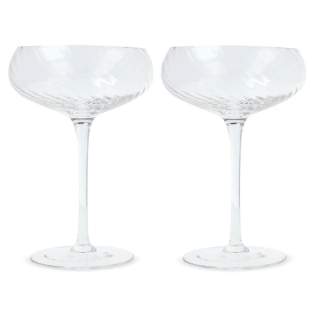 Diese luxuriösen Opacity Champagnercoupés sind aus klarem Glas mit einem schönen Schleuderglasmuster hergestellt. Die Coupes sind auch perfekt für Desserts oder Likör zu verwenden. Ein Design, das den Kontrast zwischen Luxus und Skurrilität widerspiegelt. Entwurf von Studio Byon. Wird als Set in einer Geschenkbox geliefert.
Diese luxuriösen Opacity Champagnercoupés sind aus klarem Glas mit einem schönen Schleuderglasmuster hergestellt. Die Coupes sind auch perfekt für Desserts oder Likör zu verwenden. Ein Design, das den Kontrast zwischen Luxus und Skurrilität widerspiegelt. Entwurf von Studio Byon. Wird als Set in einer Geschenkbox geliefert.