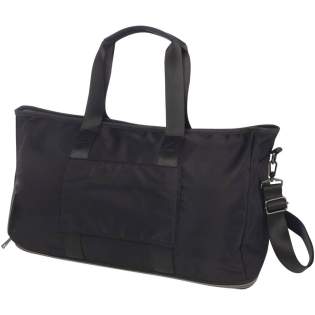 Die Rhine Reisetasche ist erweiterbar und verwandelt sich dank ihres schlanken Designs und ihrer Vielseitigkeit mühelos in einen stilvollen Begleiter für verschiedene Anlässe. Hergestellt aus hochwertigem GRS-zertifiziertem, recyceltem Nylon, weichem RPET-Futter und hochwertigen PU-Lederelementen. Die Reisetasche verfügt über ein geräumiges Hauptfach mit einer großen, auslaufsicheren TPU-Tasche, 2 Ärmeltaschen, ein spezielles Schuhfach, eine sichere, versteckte Tasche auf der Rückseite (die auch als Trolley-Gurt dient) und abnehmbare, verstellbare Schultergurte für maximalen Komfort. Die Besonderheit dieser Reisetasche liegt in der Dehnfalte, die bis zu einem Volumen von 42 Litern erweitert werden kann. Kapazität: 35-42 Liter. Beständigkeit bis zu 20 kg. PVC frei. Die Rhine Reisetasche ist erweiterbar und verwandelt sich dank ihres schlanken Designs und ihrer Vielseitigkeit mühelos in einen stilvollen Begleiter für verschiedene Anlässe. Hergestellt aus hochwertigem GRS-zertifiziertem, recyceltem Nylon, weichem RPET-Futter und hochwertigen PU-Lederelementen. Die Reisetasche verfügt über ein geräumiges Hauptfach mit einer großen, auslaufsicheren TPU-Tasche, 2 Ärmeltaschen, ein spezielles Schuhfach, eine sichere, versteckte Tasche auf der Rückseite (die auch als Trolley-Gurt dient) und abnehmbare, verstellbare Schultergurte für maximalen Komfort. Die Besonderheit dieser Reisetasche liegt in der Dehnfalte, die bis zu einem Volumen von 42 Litern erweitert werden kann. Kapazität: 35-42 Liter. Beständigkeit bis zu 20 kg. PVC frei.