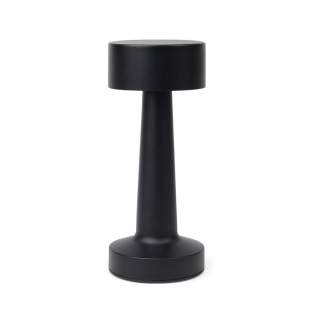 Illuminez votre espace avec la lampe Maris fabriquée en métal durable et en ABS recyclé RCS, cette lampe offre jusqu'à 8 heures d'éclairage. Basculez facilement entre la lumière chaude, la lumière blanche et la lumière blanche chaude avec l'interrupteur tactile, et réglez la luminosité avec un appui long. elle est pratique et facile à recharger. Rechargeable via USB-C, câble inclus. Certifiée par RCS (Recycled Claim Standard), la certification RCS garantit que l'ensemble de la chaîne d'approvisionnement en matériaux recyclés est certifiée. Le contenu recyclé total est basé sur le poids global du produit. Ce produit contient 11 % d'ABS recyclé certifié RCS.