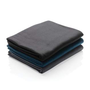 Couverture fabriquée en polaire 160g/m2. Facile à emporter partout avec vous grâce à la pochette à cordon incluse. Une fois dépliée, la couverture mesure L150xW120cm. Couverture fabriquée en polaire 160g/m2. Facile à emporter partout avec vous grâce à la pochette à cordon incluse. Une fois dépliée, la couverture mesure L150xW120cm.