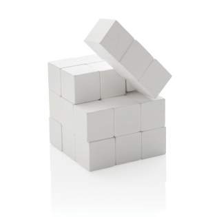Mettez-vous au défi avec ce jeu de réflexion en bois ! Ce beau puzzle intriguant est composé de pièces en bois qui s'emboîtent et forment un cube. Libérer le cube est facile, mais le remettre en place est une autre histoire ! Le puzzle est un plaisir à jouer et permet de stimuler le cerveau. Le casse-tête est livré dans une pochette en toile pour un rangement facile. Fabriqué avec du bois certifié FSC®. Livré dans un emballage cadeau kraft certifié FSC®.