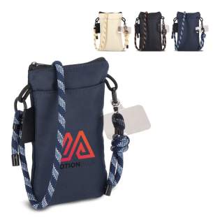 Diese kompakte Crossbody Tasche ist ideal fürs Telefon, Schlüssel und Brieftasche. Eine Schlaufe hält sicher einen Stift, während das Paracord-Band einen einzigartigen Touch verleiht. Das Design kann mit der mitgelieferten Lasche in ein Handykette um... Diese kompakte Crossbody Tasche ist ideal fürs Telefon, Schlüssel und Brieftasche. Eine Schlaufe hält sicher einen Stift, während das Paracord-Band einen einzigartigen Touch verleiht. Das Design kann mit der mitgelieferten Lasche in ein Handykette um...