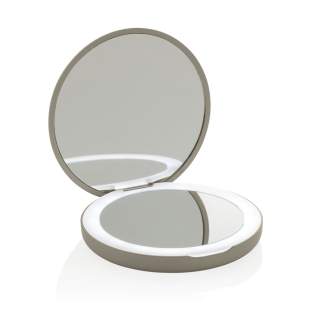 Lumora est un miroir de poche élégant doté d'un éclairage LED intégré. Son mode d'éclairage réglable vous permet d'ajuster la luminosité selon vos préférences, garantissant un éclairage parfait pour l'application ou les retouches de maquillage. Équipé d'un miroir grossissant, Lumora permet une précision détaillée, ce qui en fait le compagnon idéal pour toute routine beauté nomade. Le miroir est équipé d'une batterie rechargeable de 300 mAh, facilement rechargeable via USB-C pour plus de commodité et de fiabilité. Compact mais puissant, il allie portabilité et fonctionnalités haut de gamme. Fabriqué à partir de matériaux recyclés certifiés RCS, notamment du plastique recyclé. La norme RCS (Recycled Claim Standard) permet de vérifier la teneur en matériaux recyclés d'un produit tout au long de la chaîne d'approvisionnement. Contenu recyclé total : 46 % par rapport au poids total de l'article. L'article et ses accessoires sont sans PVC et emballés dans un emballage FSC®.<br /><br />Lightsource: LED<br />PVC free: true