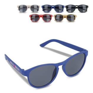 Lunettes de soleil Earth contenant 60% de fibres de paille de blé naturelles qui donnent aux montures un aspect très naturel. Les verres ont un filtre UV400. Ces lunettes de soleil sont livrées dans une boîte cadeau en papier certifié FSC.