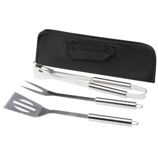 3-piece BBQ set with shovel (34.8 x 7.5 cm), fork (35.4 x 3.35 cm), and a tong (35 x 6.8 x 4 cm). All accessories are delivered in a lightweight case to make it easy to carry and store away. The perfect BBQ accessory for the garden or to bring along for some outdoor grilling with friends and family.