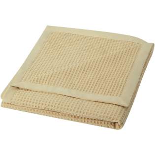 The Abele cotton waffle blanket is a versatile and timeless choice for all. It is made from 100% cotton waffle fabric, offering the perfect blend of comfort and style. With a weight of 300 g/m2, it is the ideal balance between lightness and warmth, ensuring year-round usability. The side is finished with a cotton border.